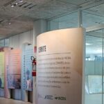 Corredor com painéis da exposição