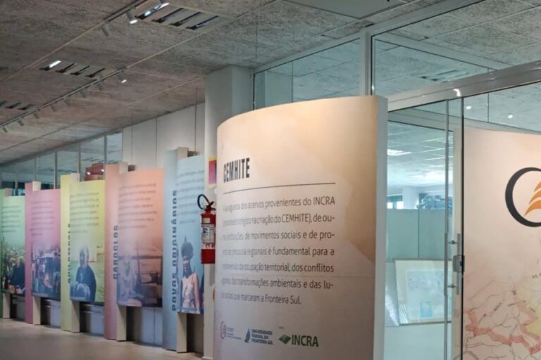 Corredor com painéis da exposição