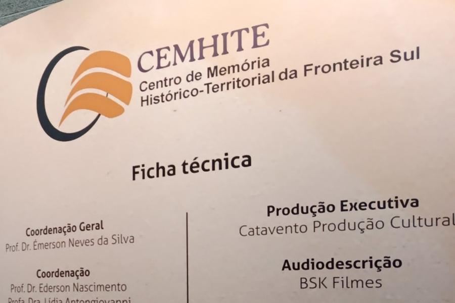 Logo do CEMHITE na parede